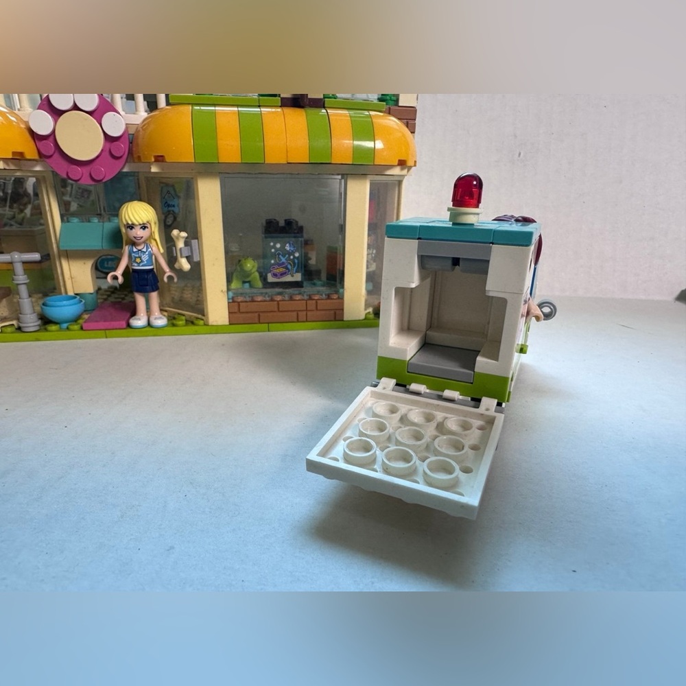 LEGO Friends Heartlake City Pet Center 41345 - Picture 4 of 6